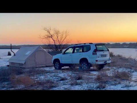 Видео: КЕМПИНГ У ЗАМЕРЗШЕГО ОЗЕРА С ТЕПЛОЙ НАДУВНОЙ ПАЛАТКОЙ И РЫБАЛКОЙ