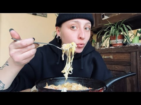 Видео: мукбанг шакшука с сыром / кем и где я работаю?