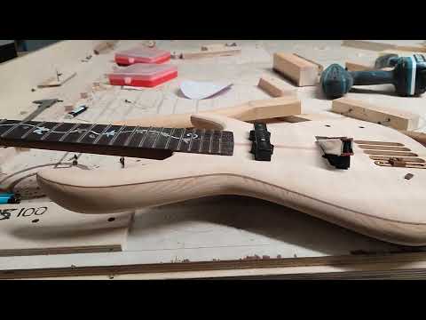 Видео: ВСШ!)) принципиальное устройство электрогитары.