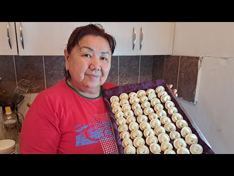 Видео: Біреуін Жесең  Жей беретін Пельмендер  Жыртылмай піседі Оңай рецепт. #пельмени #қамырилеу