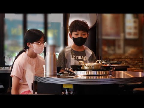 Видео: RUS) Что, если бедные брат и сестра закажут в ресторане только одно блюдо?