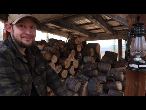 Видео: Подготовка к -50°F на нашей уединённой ферме на Аляске | Строительство домиков, дров и зимняя тех...