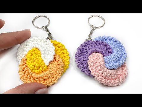 Видео: Оригинальные брелоки из остатков пряжи крючком 🤗