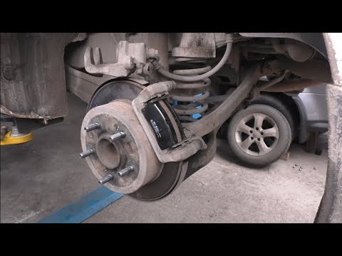 Видео: Замена задних тормозных колодок на Hyundai Elantra 1,6  Хендай Элантра 2008 года