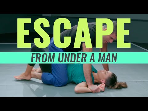 Видео: Техника самообороны для женщин: мужчина удерживает оба запястья в позиции «маунт»