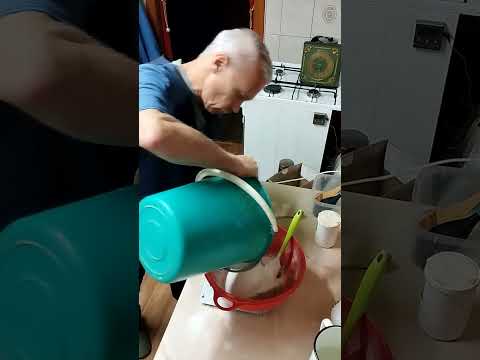 Видео: Как приготовить хлеб по рецепту латвийский-кислосладкий  за 15 минут и не испачкать рук.