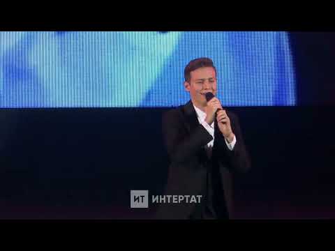 Видео: Динар Шәрәфетдинов “Зур юлларга чыкты атым” җырын башкара