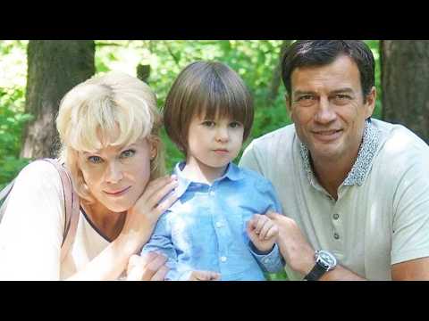 Видео: Отец в 52! СКРЫВАЛ ЖЕНУ 10 лет, а она наконец родила ему наследника- актёр Андрей Чернышов