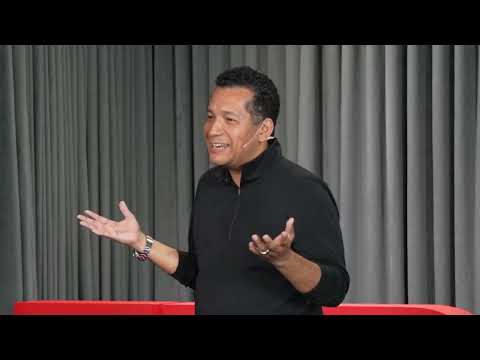 Видео: Как ИИ может сделать нас более человечными? | Ян Слэйд и ИИ Ханна | TED