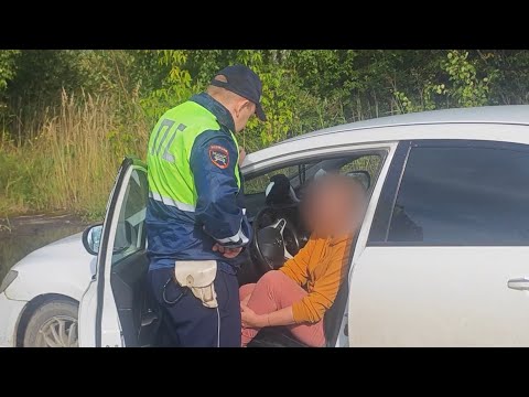 Видео: Накиданная алкорецидивистка троллит ГАИшника. Real video
