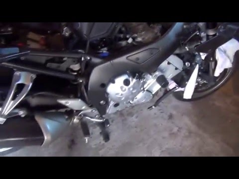 Видео: Замена свечей и антифриза на Yamaha FZ1 2008