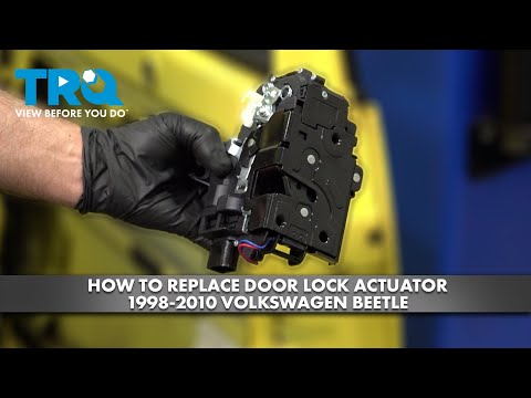 Видео: Как заменить привод дверного замка на Volkswagen Beetle 1998-2010