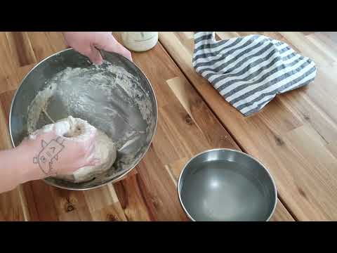 Видео: Хлеб на закваске. Часть 1. Замес и первая формовка теста перед расстойкой.