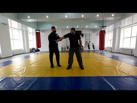 Видео: Супровід - спроба дістати пістолет