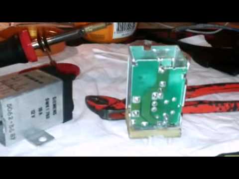 Видео: М.Б w124 e230 ремонт реле перезагрузки.