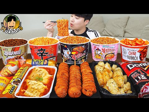 Видео: ASMR MUKBANG небольшой магазин, острый рамэн, хот-доги, кимбап, ттеокбокки !! Корейский магазин
