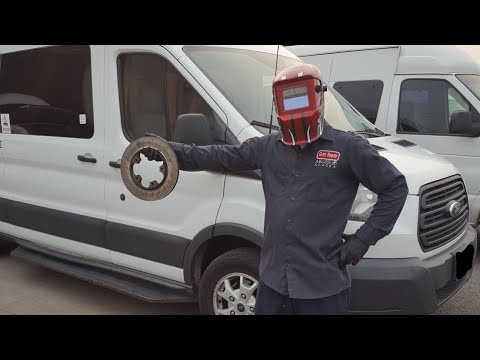 Видео: Как снять передние тормозные диски с Ford Transit