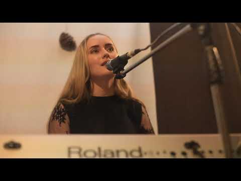 Видео: Элли на маковом поле - Злые духи