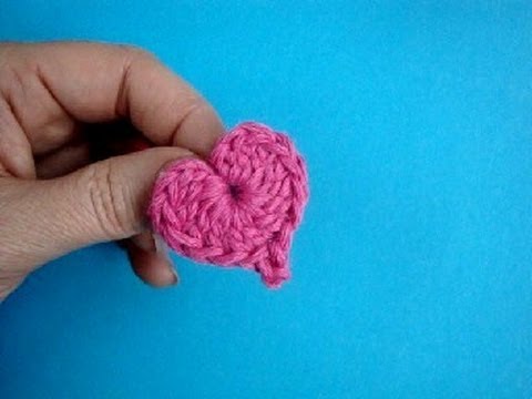 Видео: Как вязать сердечко крючком Урок 283 How to crochet little heart