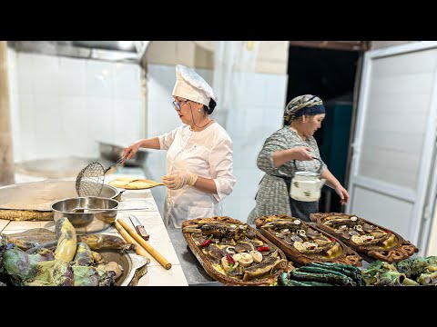 Видео: Традиционная КАЗАХСКАЯ еда в Узбекистане! БЕШБАРМАК приготовленный в КОНСКОМ ЖЕЛУДКЕ Казахская кухня