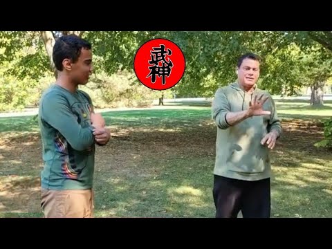 Видео: Путь Будо: как избежать захвата за запястье и «медвежьих объятий»