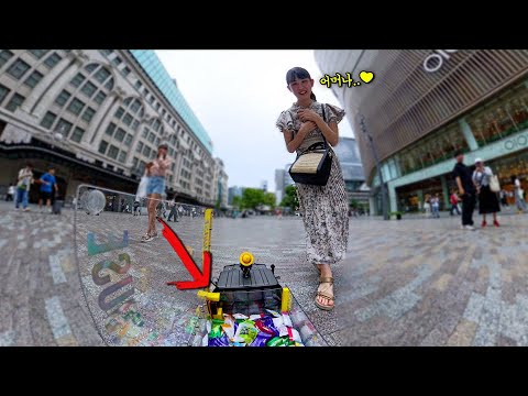 Видео: Дарим конфеты на радиоуправляемой машине в Осаке♥ Потрясающая реакция :)