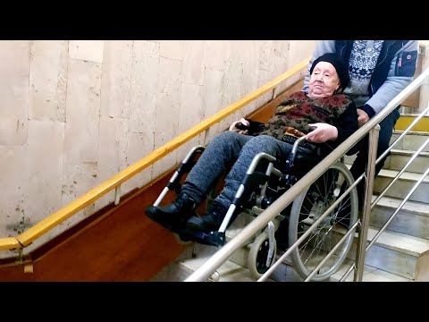 Видео: КАК ПРАВИЛЬНО СПУСТИТЬ НА КОЛЯСКЕ ПО ЛЕСТНИЦЕ МАЛОМОБИЛЬНОГО ЧЕЛОВЕКА
