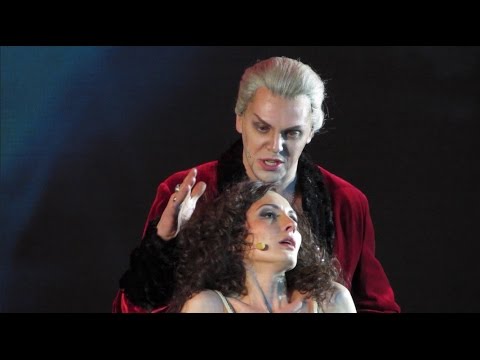 Видео: Иван Ожогин, Наталья Мартынова - Глобус || Мастер и Маргарита (7.02.2015)