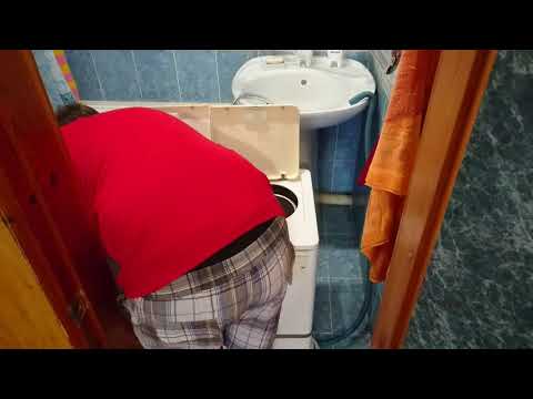 Видео: Окончание стирки с помощью стиральной машины "Сибирь-6ЭТ" 1989 года выпуска. Часть 4.