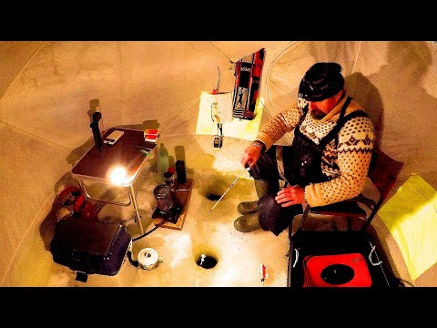 Видео: Зимняя Рыбалка с Ночевкой. О-о-очень долго не был на рыбалке и наконец- то выбрался...