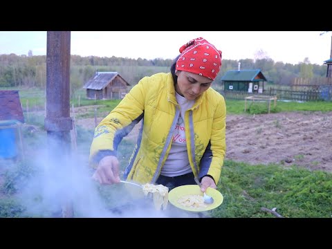 Видео: Пока в деревне холодно и все заболели, я готовлю куриный суп и бесподобный рулет.