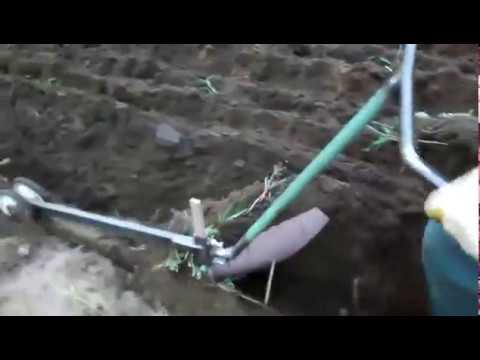 Видео: Вспашка земли электроплугом (электролебедкой) ЛС-100
