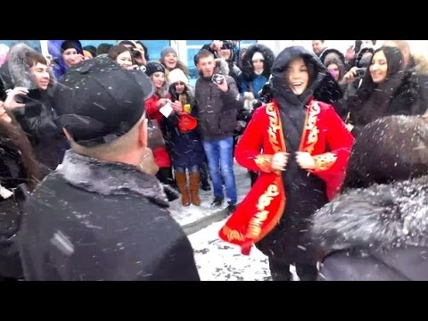 Видео: Встреча с поклонниками возле отеля, г Омск 1