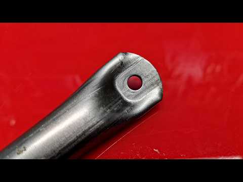 Видео: Штамп для сплющивания, пробивки и обрезки конца трубы 20х12 за один удар.