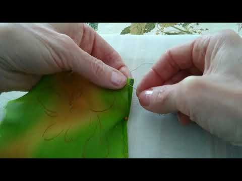 Видео: Как сделать уголок в платке