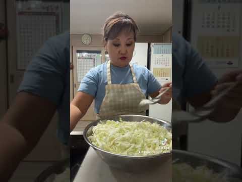 Видео: Тушенная капуста с мясом