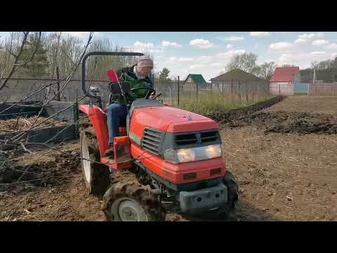 Видео: Kubota gl с однокорпусным плугом Bomet. Kubota GL240 tractor with a plow.