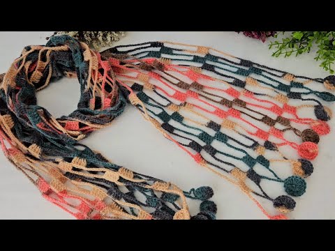 Видео: Очень простое вязание сезонного шарфа и палантина крючком.