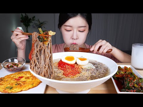 Видео: ASMR MUKBANG | Острая холодная гречневая лапша (макгуксу)🤤 блинчик с фасолью мунг (биндатток)