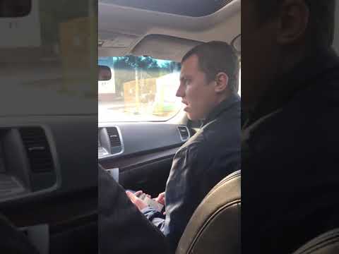 Видео: Пацан от души зачитал в машине рэп за жизнь. Охуенно