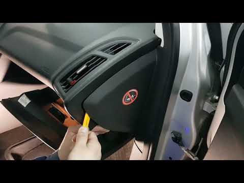 Видео: снимаем бардачок на Ford Focus 3