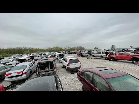 Видео: Авторазборка в США – Гуляю и удивляюсь! Какие машины идут на запчасти?