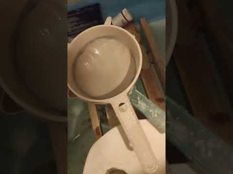 Видео: Шликерное литьё: как пролить тарелку закрытой (наливной) формы. Толщина 4мм, ПФЛ 1 плотность 184.