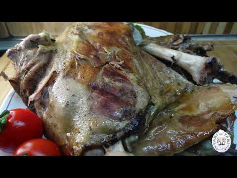 Видео: Жареная лопатка из баранины - простой способ приготовить вкусную баранину - SUB - Yami Yami