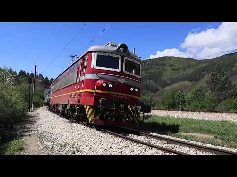 Видео: Току-що миналият капитален ремонт локомотив "Шкода" 44 144, уловен на Луково, начело на КПВ 20213...