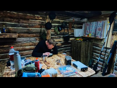 Видео: НОЧЬ В ЛЕСНОЙ ХИЖИНЕ , Я ТУТ НЕ ОДИН !!! РЫБАЛКА НА ПОПЛАВОК ИЛИ СНОВА ВСЁ НЕ ПО ПЛАНУ !!!