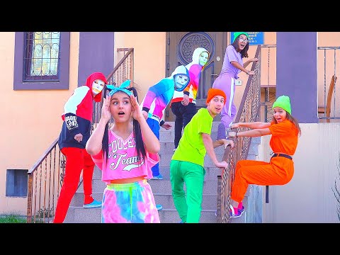 Видео: Кто ПОТЕРЯЛ ШТАНЫ во ВРЕМЯ ИГРЫ !? Экстремальные ПРЯТКИ ДОГОНЯЛКИ