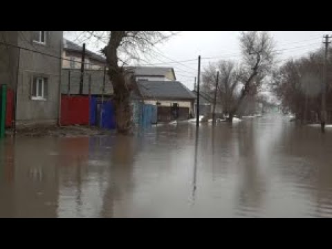 Видео: Режим ЧС объявили в Уральске из-за паводков