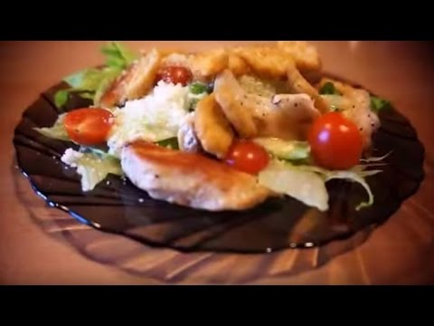 Видео: Салат Цезарь с курицей и листьями салата