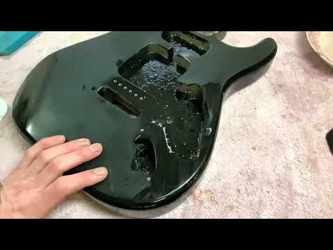 Видео: Мокрая шлифовка корпуса гитары (страт), покрытой нитроцеллюлозным лаком